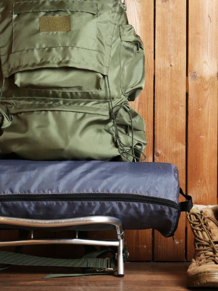 Sac à dos et matériel d’expédition disposés pour une aventure Western outdoor, préparation de sortie chasse