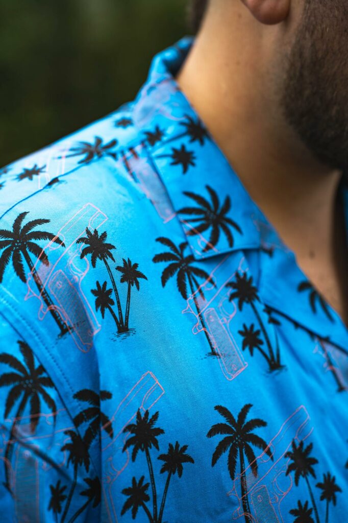 Chemise bleue WesternDream avec motifs palmiers et revolver en transparence, style western moderne et aventure