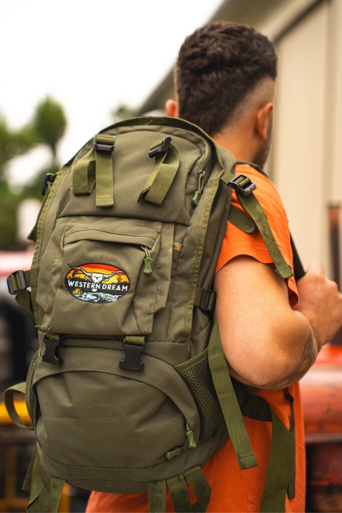 Homme portant un sac à dos kaki Western Dream pour la chasse, la pêche et les aventures outdoor