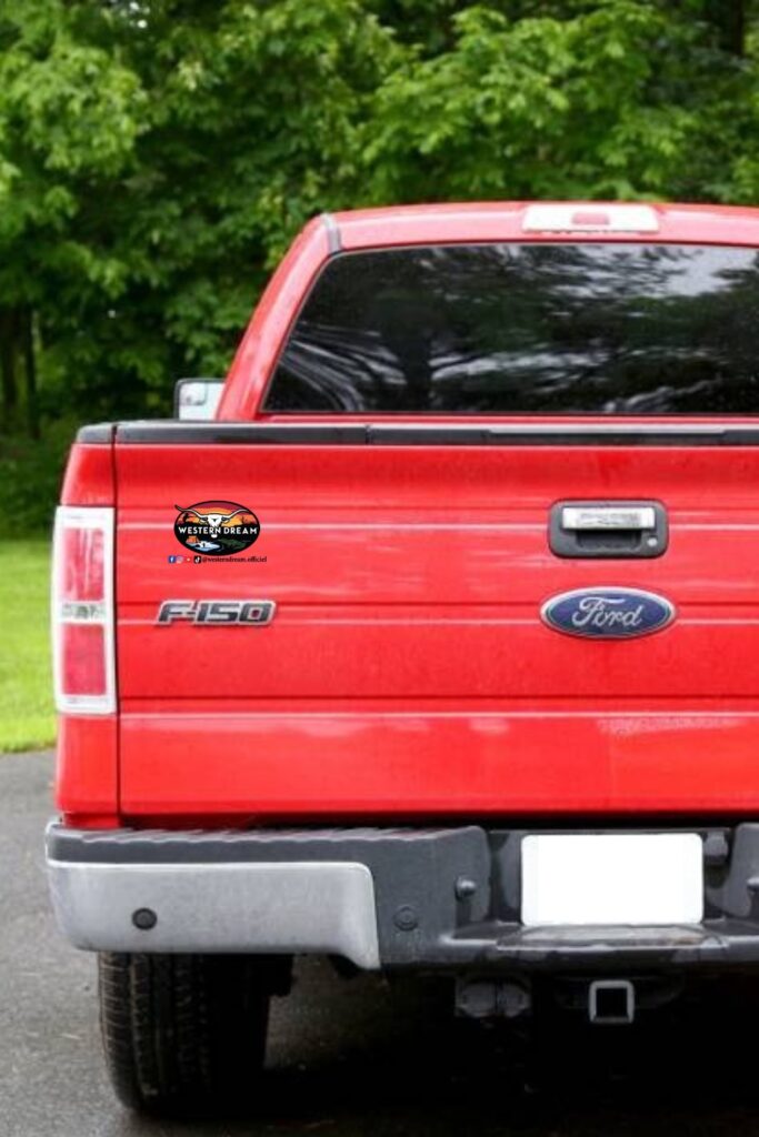 Sticker Western Dream collé sur un pick-up rouge, idéal pour les fans d'univers western, chasse, pêche et aventure outdoor