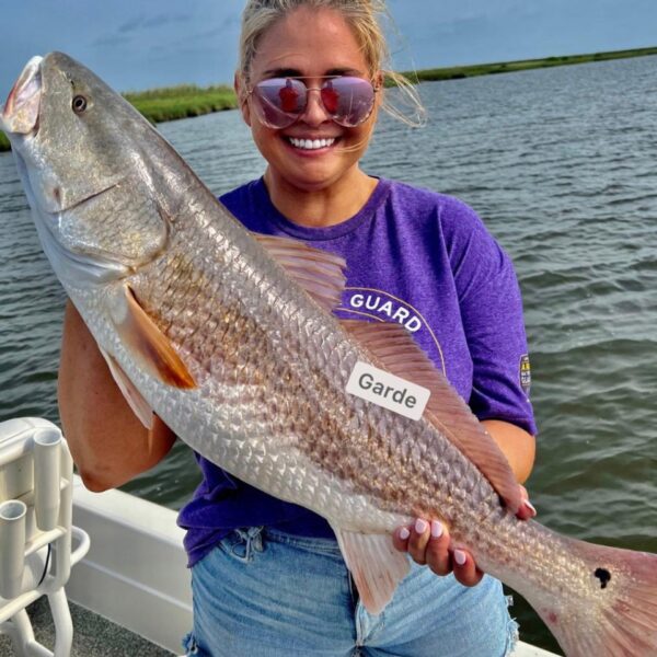 Femme qui pêche un gros poisson aux USA