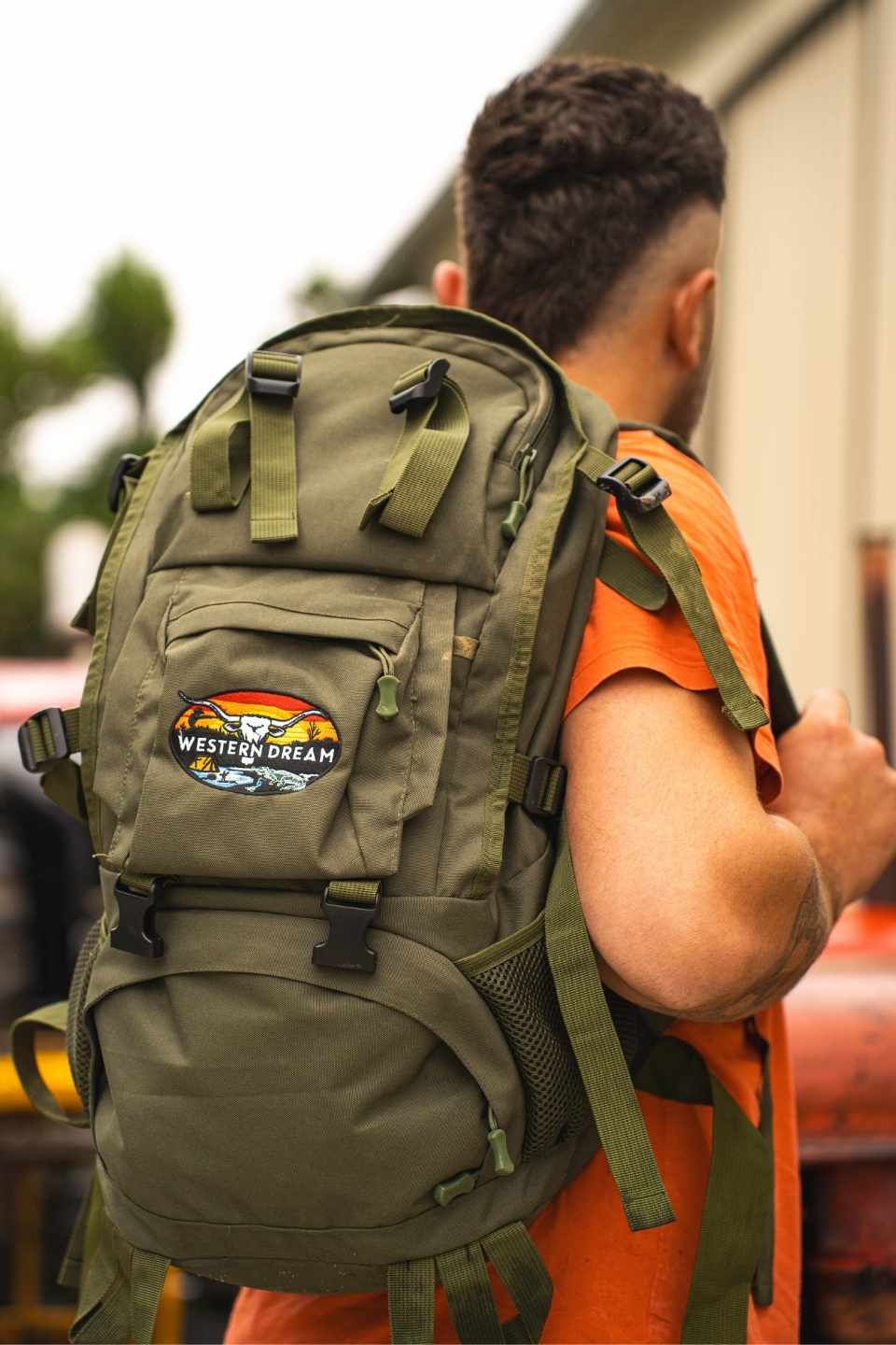 Sac à dos de chasse western porté sur le dos en extérieur