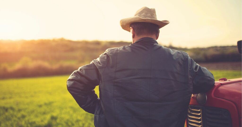 Cow-boy de dos portant un chapeau dans un style Western pour aventures et activités en plein air
