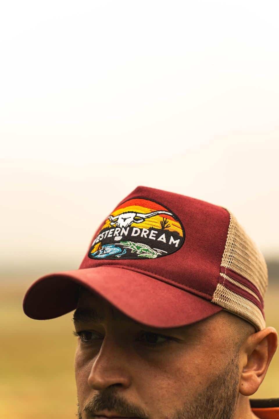 Détail du logo et du grillage arrière de la casquette Redneak rouge