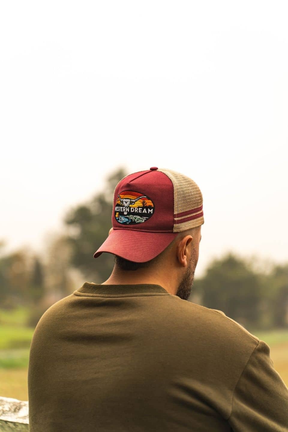 Casquette de chasse western rouge Redneak portée vue de dos