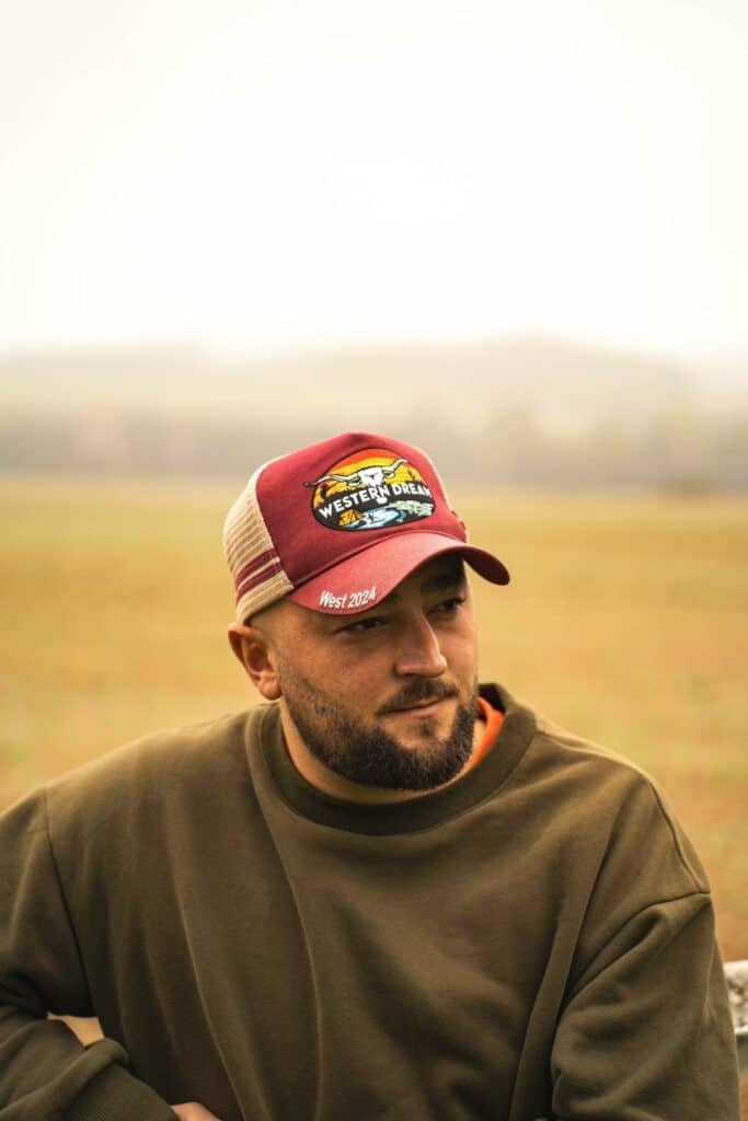 Casquette de chasse western rouge Redneak portée vue de face