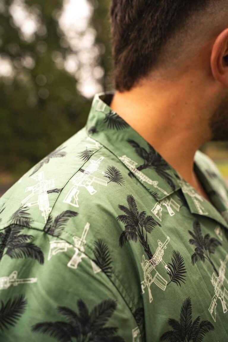 Détail du col et du tissu d’une chemise western verte pour la chasse et l’outdoor avec motif palmiers