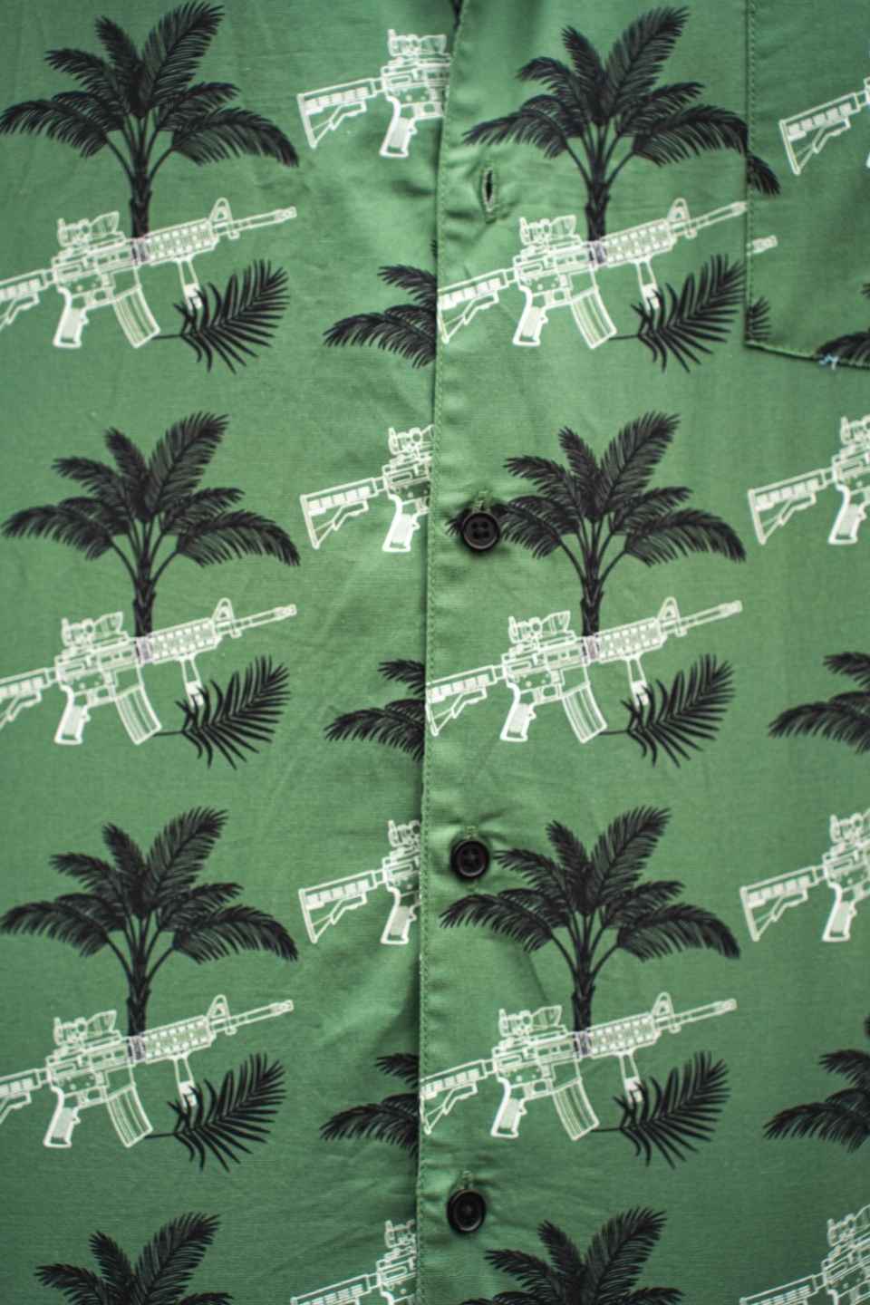 Détail du motif d’une chemise western verte pour la chasse et l’outdoor avec palmiers et imprimé inspiré du plein air