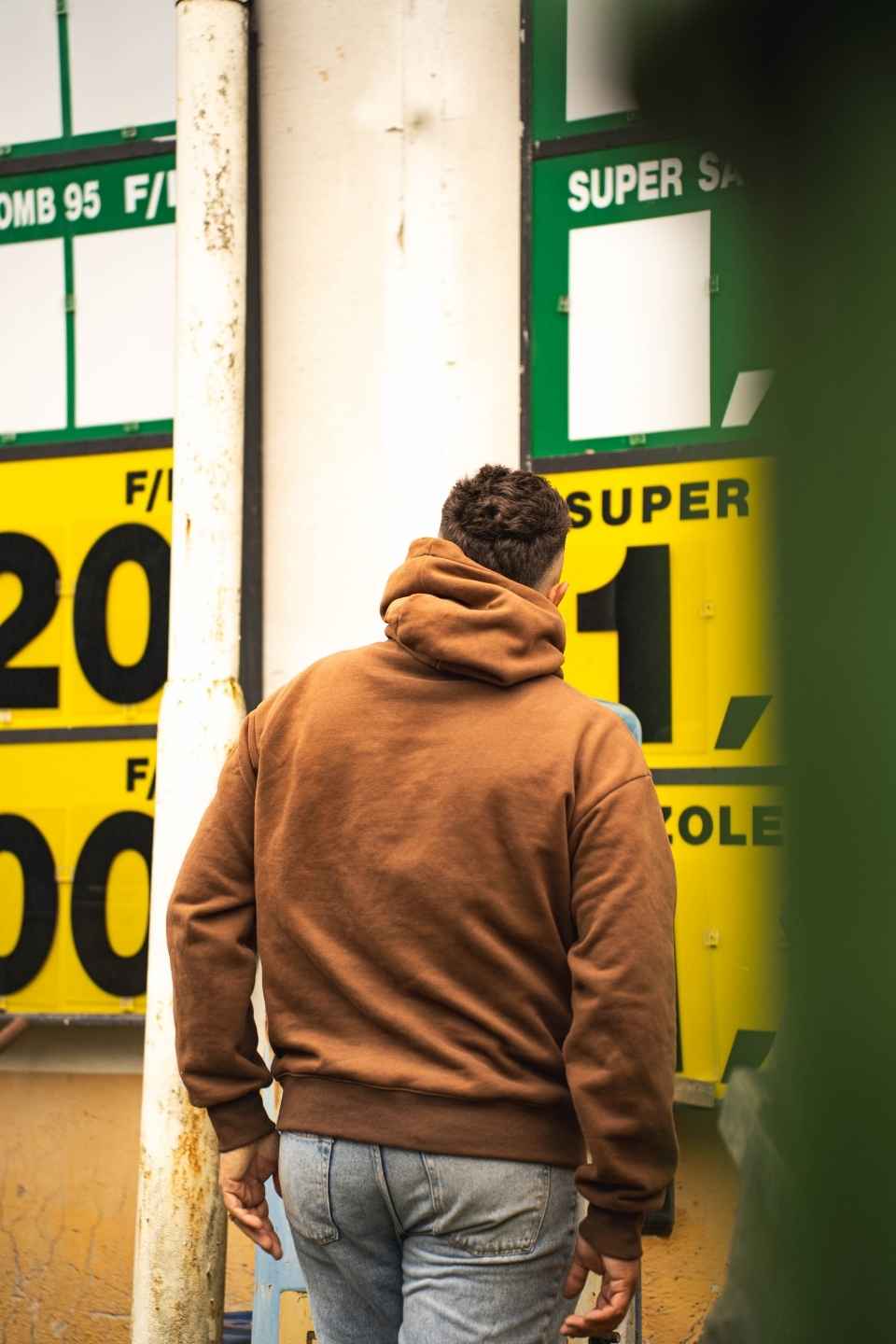 Homme portant un hoodie de chasse outdoor WesternDream vu de dos