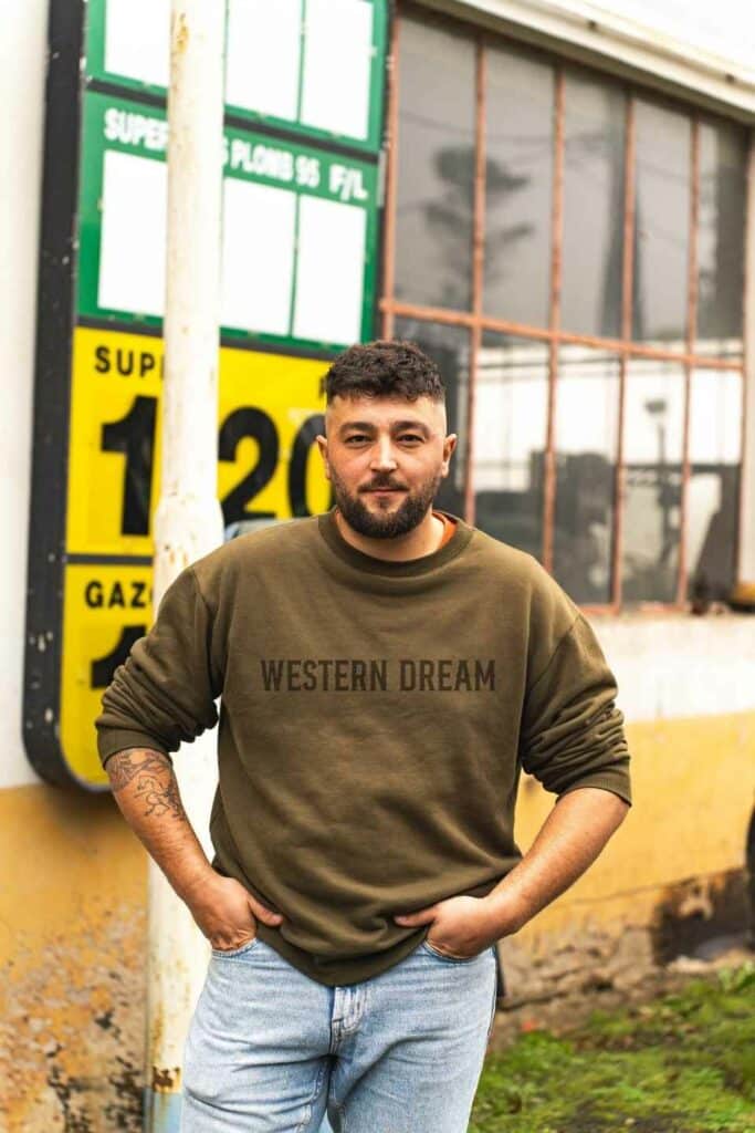 Homme portant un sweat western WesternDream en extérieur