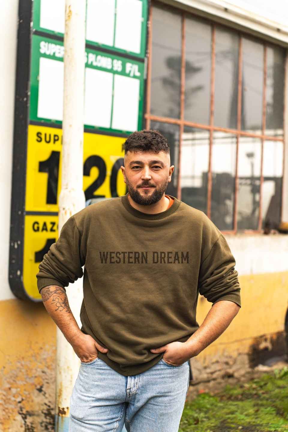 Homme portant un sweat western WesternDream en extérieur