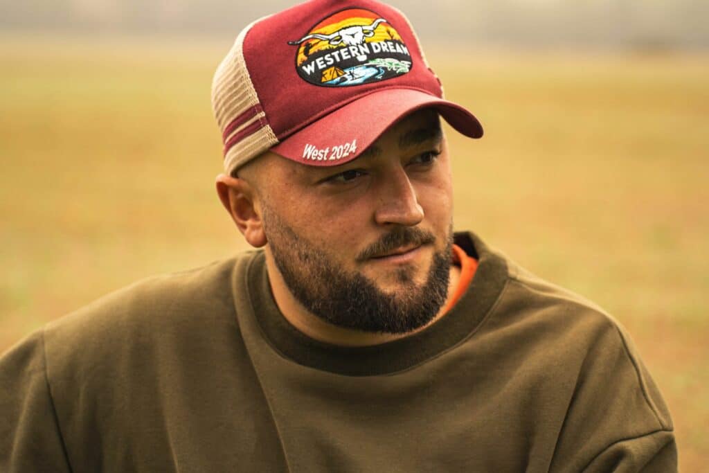 homme portant une casquette trucker rouge adaptée à la forme du visage