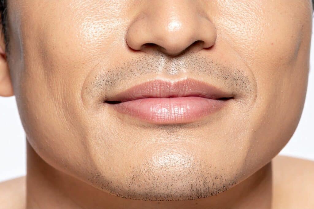 gros plan bas du visage masculin pour illustrer la forme du visage