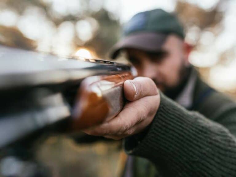 Chasseur visant avec précision son fusil illustrant la discipline et l’exigence de la chasse